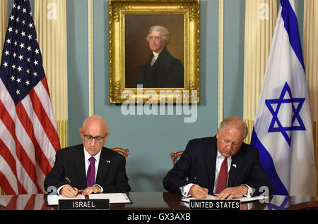 Washington, DC, Stati Uniti d'America. Xiv Sep, 2016. Stati Uniti Sotto Segretario di Stato Thomas Shannon (R) e di Israele che agiscono National Security Advisor Giacobbe Nagel firmare un aiuto militare trattativa in Washington, DC Sett. 14, 2016. Sotto la trattativa, IL GOVERNO DEGLI STATI UNITI darà i militari israeliani di 38 miliardi di dollari in dieci anni a partire dal 2019. Credito: Yin Bogu/Xinhua/Alamy Live News Foto Stock