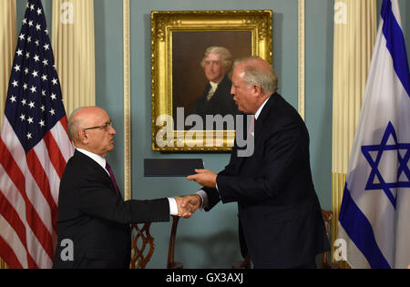 Washington, DC, Stati Uniti d'America. Xiv Sep, 2016. Stati Uniti Sotto Segretario di Stato Thomas Shannon (R) e di Israele che agiscono National Security Advisor Giacobbe Nagel agitare le mani dopo aver firmato un aiuto militare trattativa in Washington, DC, Sett. 14, 2016. Sotto la trattativa, IL GOVERNO DEGLI STATI UNITI darà i militari israeliani di 38 miliardi di dollari in dieci anni a partire dal 2019. Credito: Yin Bogu/Xinhua/Alamy Live News Foto Stock