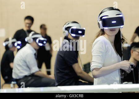 Tokyo, Giappone. 15 Settembre, 2016. I visitatori di provare la Sony PlayStation auricolare VR al Tokyo Game Show il 15 settembre 2016, Chiba, Giappone. Il ventesimo anniversario show ha aggiunto una nuova realtà virtuale (VR) area in cui 35 società presenterà. L'evento che chiede per sé il mozzo del video globale del mercato del gioco è che ospita 614 espositori provenienti da 37 paesi differenti e corre dal 15 settembre al 18 presso l'International Convention Complex Makuhari Messe a Chiba. 1,523 titoli di giochi per smartphone, console di gioco, PC e VR piattaforme sono in mostra. Credito: Rodrigo Reyes Marin/AFLO/Alamy Live News Foto Stock