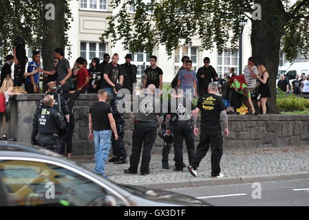 Bautzen, Germania. Decimo Sep, 2016. Gli ufficiali di polizia (C) Guarda i membri provenienti da diversi campi in una raccolta su un quadrato in Kornmarkt a Bautzen, Germania, 10 settembre 2016. I partecipanti che potrebbero essere attribuiti ad un diritto-wing camp, radunati davanti Reichenturm torre. I seguaci di quella civile e di sinistra dello spettro alternative raccolte nelle vicinanze di fronte al Museo della città. Il raduno ha avuto luogo nell'ambito del "Bautzen democrazia settimana". photo: XCITEPRESS/dpa/Alamy Live News Foto Stock