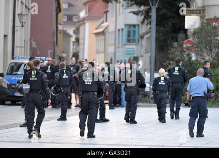 Bautzen, Germania. Decimo Sep, 2016. Gli ufficiali di polizia fissano il sito tra due raduni su un quadrato in Kornmarkt a Bautzen, Germania, 10 settembre 2016. I partecipanti che potrebbero essere attribuiti ad un diritto-wing camp, radunati davanti Reichenturm torre. I seguaci di quella civile e di sinistra dello spettro alternative raccolte nelle vicinanze di fronte al Museo della città. Il raduno ha avuto luogo nell'ambito del "Bautzen democrazia settimana". photo: XCITEPRESS/dpa/Alamy Live News Foto Stock