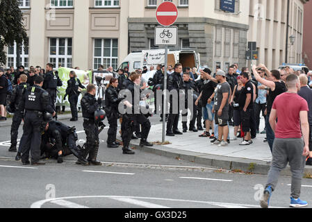 Bautzen, Germania. Decimo Sep, 2016. Gli ufficiali di polizia (C) Guarda i membri provenienti da diversi campi in una raccolta su un quadrato in Kornmarkt a Bautzen, Germania, 10 settembre 2016. I partecipanti che potrebbero essere attribuiti ad un diritto-wing camp, radunati davanti Reichenturm torre. I seguaci di quella civile e di sinistra dello spettro alternative raccolte nelle vicinanze di fronte al Museo della città. Il raduno ha avuto luogo nell'ambito del "Bautzen democrazia settimana". photo: XCITEPRESS/dpa/Alamy Live News Foto Stock