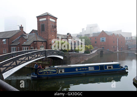 Birmingham, West Midlands, Regno Unito. Il 15 settembre 2016. Un canalboat gira l'angolo alla vecchia girare a giunzione, luogo Danielle, Birmingham, Regno Unito. a foggy per iniziare la giornata, durante il patrimonio di Birmingham Settimana in vista di una giornata con temperature in aumento per la metà anni venti gradi centigradi in Birmingham, West Midlands, Regno Unito. Credito: Graham M. Lawrence/Alamy Live News. Foto Stock