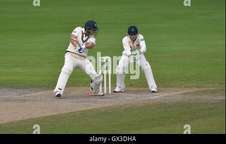 Manchester REGNO UNITO 15 settembre 2016 (David Malan (Middlesex) colpisce il suo modo di una metà di secolo il mattino del giorno finale della gara di campionato tra Lancashire e Middlesex a Emirates Old Trafford. Credito: Giovanni friggitrice/Alamy Live News Foto Stock