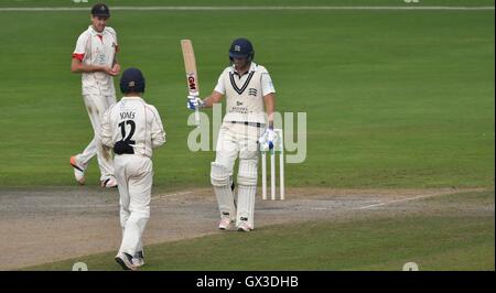 Manchester REGNO UNITO 15 settembre 2016 (David Malan (Middlesex) riconosce raggiungendo il suo mezzo secolo la mattina del giorno finale della gara di campionato tra Lancashire e Middlesex a Emirates Old Trafford. Credito: Giovanni friggitrice/Alamy Live News Foto Stock