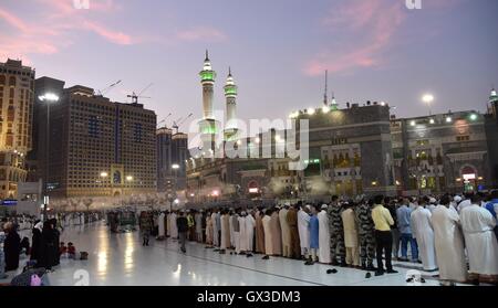La Mecca, Arabia Saudita. Xiv Sep, 2016. Musulmani pellegrini sono visti presso la Grande Moschea della Mecca, Arabia Saudita, sul Sett. 14, 2016. Il pellegrinaggio annuale si conclude ufficialmente il 7 settembre 15. Credito: Wang Bo/Xinhua/Alamy Live News Foto Stock
