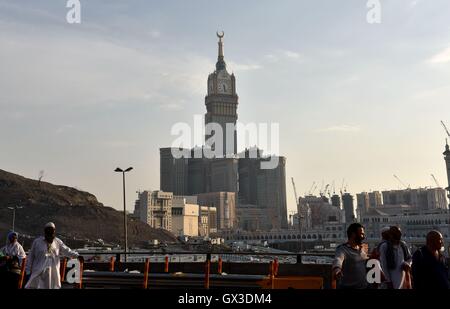 La Mecca, Arabia Saudita. Xiv Sep, 2016. Musulmani pellegrini passeggiate in strada a La Mecca, Arabia Saudita, sul Sett. 14, 2016. Il pellegrinaggio annuale si conclude ufficialmente il 7 settembre 15. Credito: Wang Bo/Xinhua/Alamy Live News Foto Stock