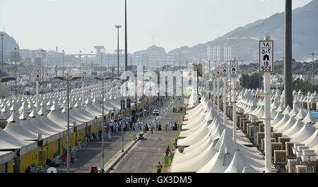 La Mecca, Arabia Saudita. Xiv Sep, 2016. Tende di musulmani pellegrini sono visti in Mina vicino a La Mecca, Arabia Saudita, sul Sett. 14, 2016. Il pellegrinaggio annuale si conclude ufficialmente il 7 settembre 15. Credito: Wang Bo/Xinhua/Alamy Live News Foto Stock