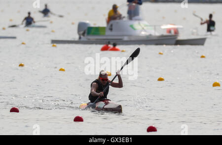 Edina Mueller di Germania compete in canoa sprint femminile di KL1 Final durante il Rio 2016 Giochi Paralimpici, Rio de Janeiro, Brasile, 15 settembre 2016. Mueller ha vinto la medaglia d'argento. Foto: Kay Nietfeld/dpa Foto Stock