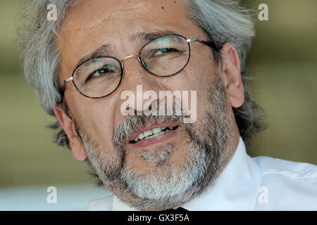 Potsdam, Germania. Xv Sep, 2016. Giornalista turco può Dundar assiste i media internazionali conferenza M100 Colloquio Sanssouci a Potsdam, Germania, 15 settembre 2016. Foto: MAURIZIO GAMBARINI/DPA/Alamy Live News Foto Stock