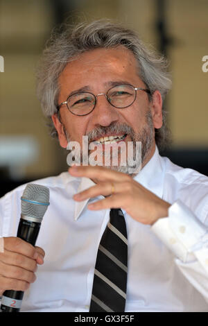 Potsdam, Germania. Xv Sep, 2016. Giornalista turco può Dundar assiste i media internazionali conferenza M100 Colloquio Sanssouci a Potsdam, Germania, 15 settembre 2016. Foto: MAURIZIO GAMBARINI/DPA/Alamy Live News Foto Stock