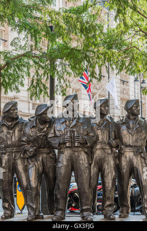 Londra, Regno Unito. 15 Settembre, 2016. Il memoriale ai membri della Royal reggimento serbatoio ucciso in azione a Whitehall. Il giorno che una replica di una guerra mondiale un serbatoio portato a Londra in occasione del centenario del suo primo utilizzo in azione nella Battaglia delle Somme il 15 settembre 1916. Credito: Guy Bell/Alamy Live News Foto Stock