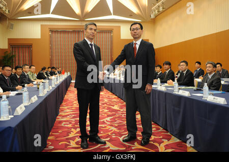 (160915) -- Hiroshima, Sett. 15, 2016 (Xinhua) -- Xiao Jianguo (L), vice direttore generale del dipartimento di confine e Ocean Affari del Ministero cinese degli esteri, e Noriyuki Shikata, consigliere del ministero degli Affari Esteri del Giappone asiatiche e Oceanico Ufficio Affari, agitare le mani durante il quinto round di consultazioni ad alto livello sugli affari marittimi tenutosi a Hiroshima, Giappone, Sett. 15, 2016. La Cina e il Giappone hanno raggiunto un accordo per accelerare il processo di negoziazione sul trasporto aereo e marittimo il meccanismo di contatto tra i ministeri della difesa dei due paesi al quinto round di alta-le Foto Stock