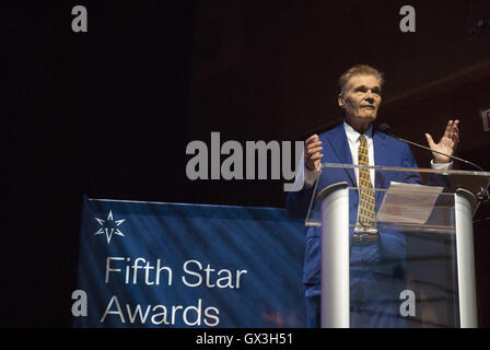 Chicago, IL, Stati Uniti d'America. Xiv Sep, 2016. La quinta stella Awards premia le persone che hanno contribuito a far sì che le arti e la cultura di Chicago e oltre. Quest'anno la presentazione ha avuto luogo presso il Pritzker Pavillion in Millennium Park nel centro cittadino di Chicago.Il honorees erano Seconda Città, leggendario schizzo e la commedia centro; Jackie Taylor, attrice, educatore e fondatore del Black Ensemble teatro; Victor Skrebneski, celebrato fotografo; Carlos Tortolero, educatore e fondatore del Museo di Arte Messicana e Buddy Guy, leggendario Blues musicista. Il Rising Star Award è stato presentato a Jocelyn Camille L Foto Stock