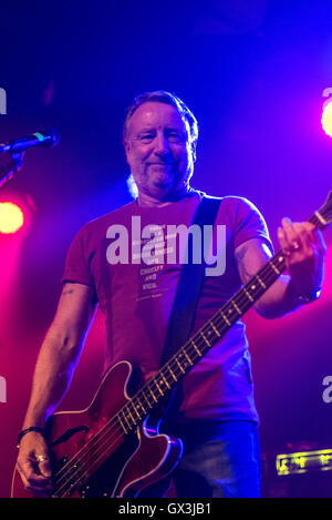 Glasgow, Regno Unito. 15 Settembre, 2016. Il bassista e cantante Peter Hook suona dal vivo sul palco di Barrowland Ballroom di Glasgow, UK. Peter Hooky "gancio" era il bassista inglese per la post-punk band Joy Division e nuovo ordine. Credito: Roberto Ricciuti/Alamy Live News Foto Stock