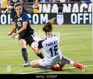 Columbus, U.S.A. Xv Sep, 2016. 15 settembre 2016: Thailandia portiere Yada Sengyong (18) rende il salvare contro gli Stati Uniti d'America's Carli Lloyd (10) sul match di giovedì. Columbus, OH, Stati Uniti d'America. Credito: Brent Clark/Alamy Live News Foto Stock