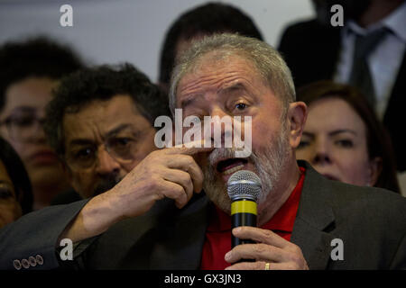 Sao Paulo, Brasile. Xv Sep, 2016. Ex presidente brasiliano Luiz Inacio Lula da Silva parla di un hotel nella zona centrale di Sao Paulo, questo giovedì 15. LULA e sua moglie Marisa LETICIA sono state caricate con la corruzione e il riciclaggio di denaro da parte dei procuratori in operazione di autolavaggio. Credito: Paulo Lopes/ZUMA filo/Alamy Live News Foto Stock