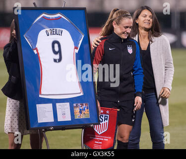 Columbus, U.S.A. Xv Sep, 2016. 15 settembre 2016: Heather O'Reilly (sinistra) pongono con ex compagno di squadra a Mia Hamm come ella reites dal unisce Staes Donne Squadra di calcio. Columbus, OH, Stati Uniti d'America. Credito: Brent Clark/Alamy Live News Foto Stock