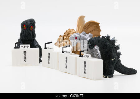 Capsule toy modelli di caratteri di Godzilla film bow in profonda scuse durante una conferenza stampa del 14 settembre 2016, Tokyo, Giappone. Giocattolo giapponese maker Bandai ha creato una serie di quattro mostri chiamati ''Godzilla Toho mostri conferenza stampa'' commercializzata come distributore capsule giocattoli. Il modello di mostri sono si inchinano davanti ad una tribuna stampa esprimendo le loro scuse formali per atti di distruzione del paese. Sono in vendita a 300 yen (circa USD 2,92) ciascuna. © Rodrigo Reyes Marin/AFLO/Alamy Live News Foto Stock