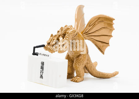 Carattere di film King Ghidorah archi in profonda scuse durante una conferenza stampa del 14 settembre 2016, Tokyo, Giappone. Giocattolo giapponese maker Bandai ha creato una serie di quattro mostri chiamati ''Godzilla Toho mostri conferenza stampa'' commercializzata come distributore capsule giocattoli. Il modello di mostri sono si inchinano davanti ad una tribuna stampa esprimendo le loro scuse formali per atti di distruzione del paese. Sono in vendita a 300 yen (circa USD 2,92) ciascuna. © Rodrigo Reyes Marin/AFLO/Alamy Live News Foto Stock