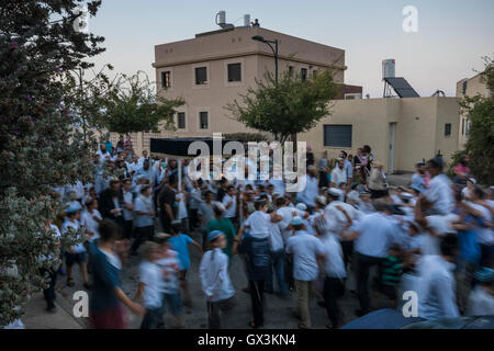 Neria, Israele. 15 Settembre, 2016. Inaugurazione di un rotolo di Torah (Bibbia), contenente il Pentatuch, Giudaismo holliest testo, nel villaggio israeliano di Neria in Cisgiordania, dedicato alla memoria di Neria residenti e Eitam Naama Henkin, assassinato da terroristi palestinesi su Ottobre 2015 Credit: Yagil Henkin/Alamy Live News Foto Stock