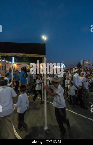 Neria, Israele. 15 Settembre, 2016. Inaugurazione di un rotolo di Torah (Bibbia), contenente il Pentatuch, Giudaismo holliest testo, nel villaggio israeliano di Neria in Cisgiordania, dedicato alla memoria di Neria residenti e Eitam Naama Henkin, assassinato da terroristi palestinesi su Ottobre 2015 Credit: Yagil Henkin/Alamy Live News Foto Stock