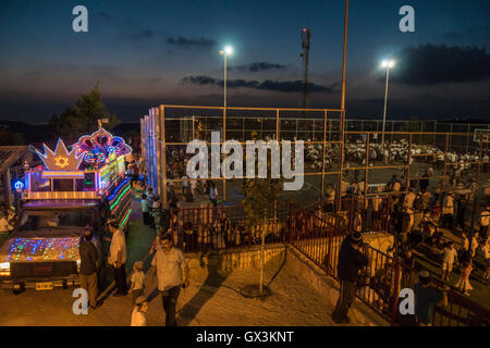 Neria, Israele. 15 Settembre, 2016. Neria, Israele/West Bank. Una sfilata per celebrare l'inaugurazione di un rotolo di Torah (Bibbia), contenente il Pentatuch, Giudaismo holliest testo, dedicata alla memoria di Neria residenti e Eitam Naama Henkin, assassinato da terroristi palestinesi su Ottobre 2015 Credit: Yagil Henkin/Alamy Live News Foto Stock