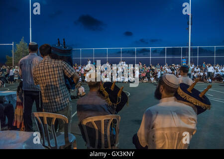 Neria, Israele. 15 Settembre, 2016. Inaugurazione di un rotolo di Torah (Bibbia), contenente il Pentatuch, Giudaismo holliest testo, nel villaggio israeliano di Neria in Cisgiordania, dedicato alla memoria di Neria residenti e Eitam Naama Henkin, assassinato da terroristi palestinesi su Ottobre 2015 Credit: Yagil Henkin/Alamy Live News Foto Stock