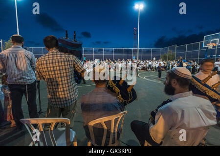 Neria, Israele. 15 Settembre, 2016. Inaugurazione di un rotolo di Torah (Bibbia), contenente il Pentatuch, Giudaismo holliest testo, nel villaggio israeliano di Neria in Cisgiordania, dedicato alla memoria di Neria residenti e Eitam Naama Henkin, assassinato da terroristi palestinesi su Ottobre 2015 Credit: Yagil Henkin/Alamy Live News Foto Stock