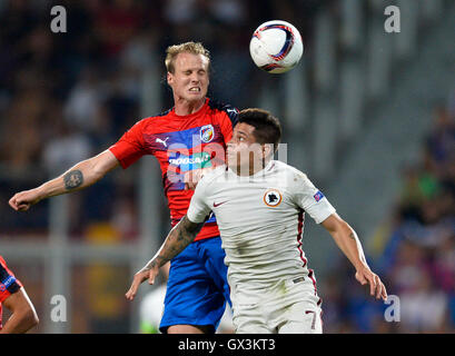 Pilsen, Repubblica Ceca. Xv Sep, 2016. David Limbersky del Viktoria Pilsen, sinistra e Juan Iturbe di As Roma in azione durante la UEFA Europa League, gruppo E, 1° round partita FC Viktoria Plzen vs come Roma, a Pilsen, Repubblica Ceca, giovedì, 15 settembre 2016. © Miroslav Chaloupka/CTK foto/Alamy Live News Foto Stock