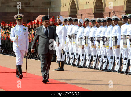 New Delhi, India. Xvi Sep, 2016. Primo ministro nepalese Pushpa Kamal Dahal (anteriore) ispeziona la Indian guardia d'onore durante il cerimoniale di accoglienza presso la Indiana Palazzo Presidenziale a Nuova Delhi, India, Sett. 16, 2016. India e Nepal venerdì firmato un paio di accordi dopo il primo ministro Narendra Modi ha tenuto colloqui con visita di controparte Nepalese Pushpa Kamal Dahal, chi è alla sua prima visita estera dopo l'assunzione della carica. © Partha Sarkar/Xinhua/Alamy Live News Foto Stock