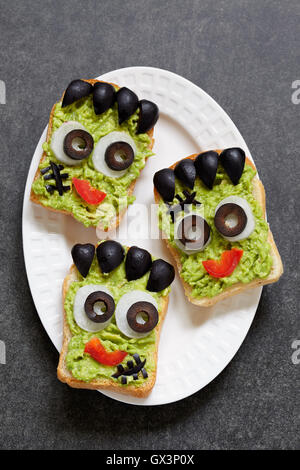 Avocado toast simile come mostro verde per la festa di Halloween Foto Stock