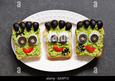Avocado toast simile come mostro verde per la festa di Halloween Foto Stock