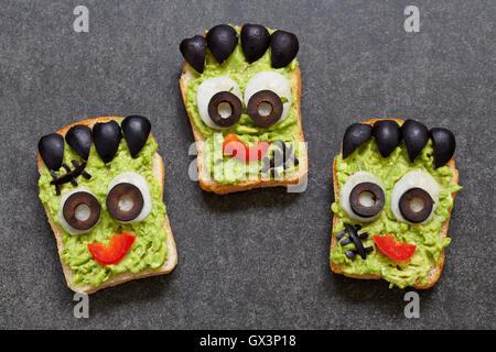 Avocado toast simile come mostro verde per la festa di Halloween Foto Stock