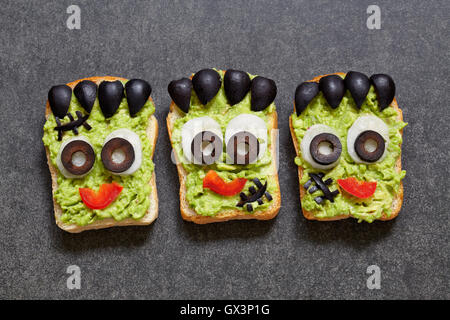 Avocado toast simile come mostro verde per la festa di Halloween Foto Stock