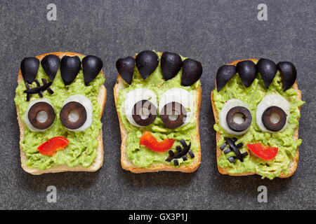 Avocado toast simile come mostro verde per la festa di Halloween Foto Stock