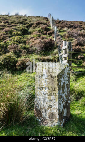 La pietra di confine sulla collina di confine, Trogolo di Bowland, Lancashire, nord ovest Inghilterra, Regno Unito. Foto Stock