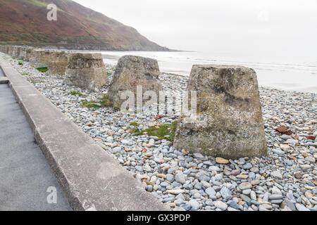 Anti-serbatoio cubetti da II Guerra Mondiale per impedire l'invasione. Fairbourne Beach, il Galles del Nord, Regno Unito, Europa Foto Stock