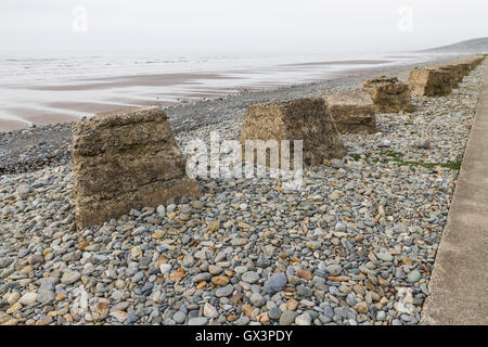 Anti-serbatoio cubetti da II Guerra Mondiale per impedire l'invasione. Fairbourne Beach, il Galles del Nord, Regno Unito, Europa Foto Stock