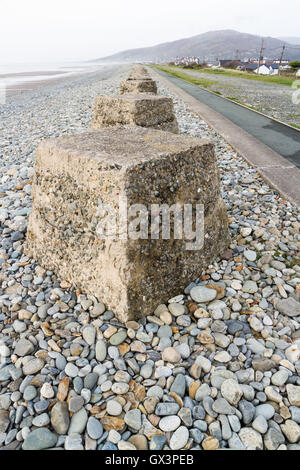 Anti-serbatoio cubetti da II Guerra Mondiale per impedire l'invasione. Fairbourne Beach, il Galles del Nord, Regno Unito, Europa Foto Stock