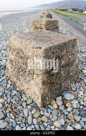 Anti-serbatoio cubetti da II Guerra Mondiale per impedire l'invasione. Fairbourne Beach, il Galles del Nord, Regno Unito, Europa Foto Stock