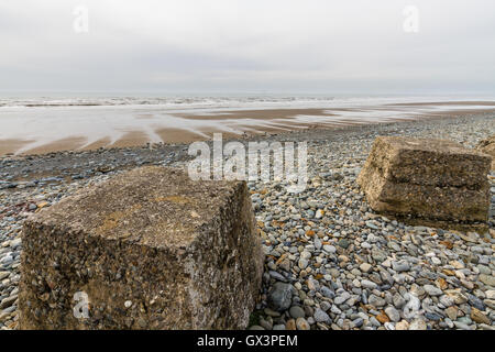 Anti-serbatoio cubetti da II Guerra Mondiale per impedire l'invasione. Fairbourne Beach, il Galles del Nord, Regno Unito, Europa Foto Stock