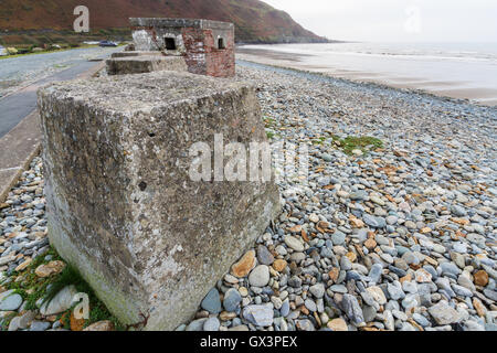 Anti-serbatoio cubetti da II Guerra Mondiale per impedire l'invasione. Fairbourne Beach, il Galles del Nord, Regno Unito, Europa Foto Stock