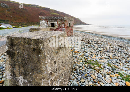 Anti-serbatoio cubetti da II Guerra Mondiale per impedire l'invasione. Fairbourne Beach, il Galles del Nord, Regno Unito, Europa Foto Stock