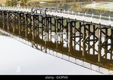 Struttura in legno Penmaenpool ponte a pedaggio, oltre il Fiume Mawddach vicino a Dolgellau, Wales, Regno Unito Foto Stock