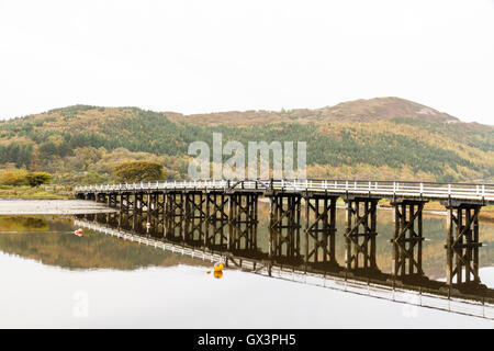 Struttura in legno Penmaenpool ponte a pedaggio, oltre il Fiume Mawddach vicino a Dolgellau, Wales, Regno Unito Foto Stock