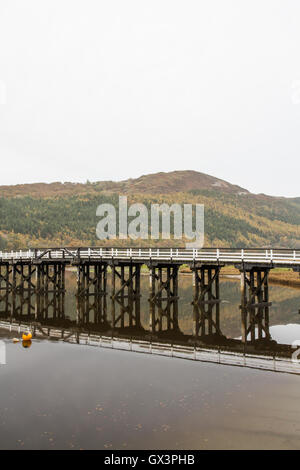 Struttura in legno Penmaenpool ponte a pedaggio, oltre il Fiume Mawddach vicino a Dolgellau, Wales, Regno Unito Foto Stock