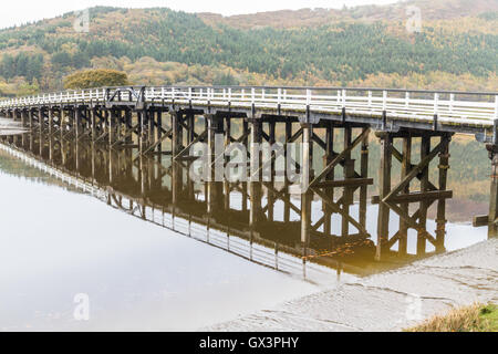 Struttura in legno Penmaenpool ponte a pedaggio, oltre il Fiume Mawddach vicino a Dolgellau, Wales, Regno Unito Foto Stock