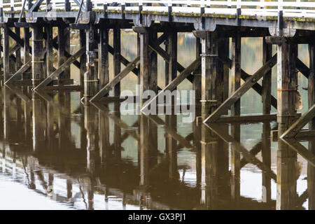 Struttura in legno Penmaenpool ponte a pedaggio, oltre il Fiume Mawddach vicino a Dolgellau, Wales, Regno Unito Foto Stock