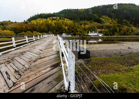 Struttura in legno Penmaenpool ponte a pedaggio, oltre il Fiume Mawddach vicino a Dolgellau, Wales, Regno Unito Foto Stock